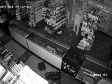 強盗に入られた米ゲームショップが防犯カメラ映像を公開…天井から落ちてショーケースに激突、爆速で罰当たる 画像