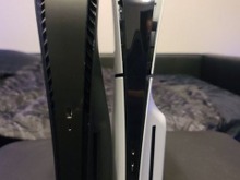小さくなった新型PS5と初代PS5を並べて比較。幅はスリムに背も低く、着脱式ドライブはネット接続で認証 画像