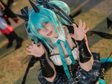 【コスプレ】ハロウィン感満点!「ヴィランズ」テーマの初音ミク衣装で登場した”Saya Scarlet”のコスクオリティが圧巻!【写真11枚】 画像
