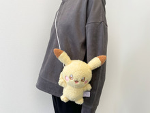 ふわふわのピカチュウたちが可愛すぎる!「ポケピース」グッズに「ぬいぐるみポシェット」が追加 画像