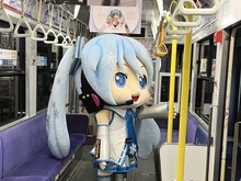 雪ミク(雪ダヨー)さんが電車に乗る姿がインパクト大!微妙に座れず浮遊しているように見える謎の存在感 画像