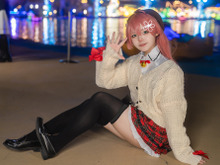 【コスプレ】エリート巫女の休日。イルミ輝く水辺でくつろぐ私服姿のみこちが最高！人気レイヤー・さくらすず【写真8枚】 画像