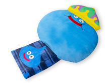 「キングスライム」のかわいい顔に癒やされる！ブランケットと一緒になったクッションブランケットが発売中 画像