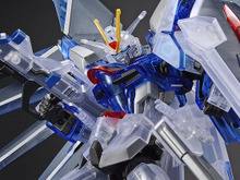 劇場版『ガンダムSEED』より「ライジングフリーダムガンダム」がクリアカラ―で立体化!パーツの差し替えによりMA形態への変形が可能 画像