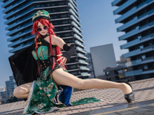 【コスプレ】チャイナドレスのスリットから大胆に見せる美脚に悩殺!足元から上腕筋まで全身鍛えられた肉体が生み出す身構えが美しすぎる美女レイヤー 画像