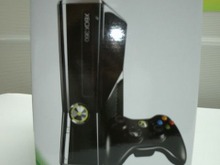 【E3 2010】これが新型Xbox360、スリムで静かに 画像