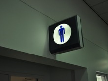【E3 2010】何を意味する? トイレにKINECT for Xbox360の広告 画像