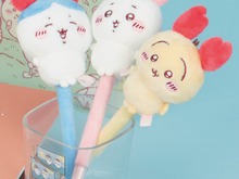 「ちいかわ」激カワな“カニ耳ぬいぐるみ”付きボールペンも!お腹にメモを書けるシールなどが発売 画像