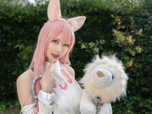 【コスプレ】高身長“神”スタイルの『NIKKE』レオナが抜群の美しさ!はにかむ笑顔でキュートさも満点、人気レイヤー・おもちちゃん 画像