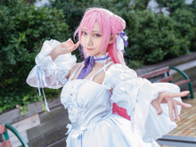 【コスプレ】純白ドレスに、透き通るような肌！優雅な振る舞いが絵になる『NIKKE』ドロシーの美女レイヤー・もち 画像