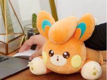 『ポケモン』「パモ」の背中に腕が置ける…！デスクワークを支える、可愛くて便利な腕枕ぬいぐるみが予約受付開始 画像