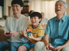 これぞ理想の夏休み?祖父・父親・孫の3世代でゲームをプレイする任天堂、夏の新CMがエモい 画像