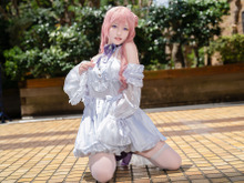 【コスプレ】くびれたウエストが純白ドレスを際立たせる!しなやかなポージングも眩しい『NIKKE』ドロシーの美女レイヤーに刮目 画像