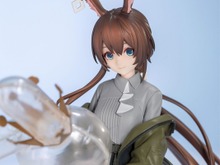 ふんわり笑顔に引き寄せられる…!『アークナイツ』リラックスした「アーミヤ」がゆったりジャケット&ぬいぐるみを抱いた姿でフィギュア化 画像