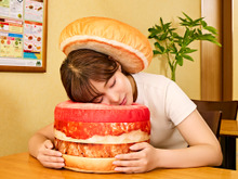 ハンバーガーに挟まれてグッスリ…「一番くじ モスバーガー」のアイテムが面白い！デカすぎる「オニポテ」クッションも気になる 画像