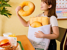 「一番くじ モスバーガー」のラインナップが、どれもユニーク！デカすぎる「オニポテ」クッションや、巨大バーガークッションなど 画像