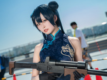 【コスプレ】『ブルアカ』竜華キサキのチャイナドレスが似合いすぎ！見事なポージングで見惚れる曲線美を作り出す美女レイヤー・紫月メリー 画像