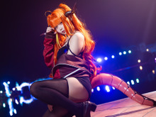 【コスプレ】イルミ輝く夜のプールで大胆ポージング！スタイルの良さが際立つ美女レイヤー【写真8枚】 画像