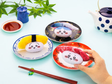 お寿司になっちゃった…「ちいかわ」より思わずお皿の上に並べたくなる可愛いぬいぐるみが、ちいかわくじ限定で9月6日11時より発売 画像