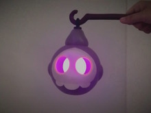 目の光る「ヨマワル型LEDランタン」が不気味だけどセンス抜群！『ポケモン』の新作ハロウィングッズ発売決定 画像