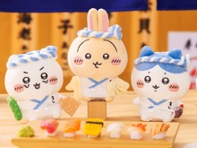 寿司ネタになっちゃったッ!!「むちゃうま!!ちいかわ寿司」が9月6日より開催ーさしみ醤油やぬいぐるみなど、グッズが盛りだくさん 画像