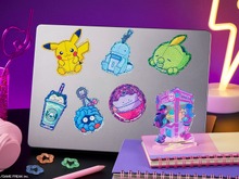 『ポケモン』放課後をテーマにしたネオンポップなイラストが目を引く！「#Pokémon after school」グッズがナムコで展開 画像