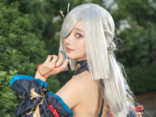 【コスプレ】『原神』申鶴の見返り姿が完璧…！神スタイルが作り出す曲線美と、指先まで整ったポージングにも注目したい美女レイヤー・su 画像