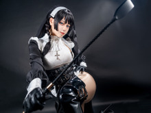 【コスプレ】修道服から覗けるタイツが艶っぽい！シスターにお尻ぺんぺんされたい方はいますか？【写真9枚】 画像
