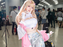 【コスプレ】甘々な表情と肩出し＆編みタイツのギャップにドキッ！雰囲気たっぷりに『NIKKE』バイパーを披露した注目レイヤー・まきほ 画像