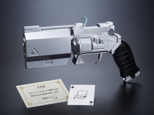 「名探偵コナン」怪盗キッドの「トランプ銃」が商品化!大人向け玩具らしい重厚デザイン、実際にトランプも発射できる本格仕様 画像
