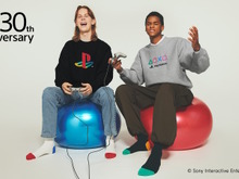 「PlayStation」30周年コラボコレクションが、GUから発売!90年代をテーマに、象徴的なロゴやモチーフをデザイン 画像
