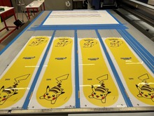 冬もポケモン!スキー場に持っていきたい、ピカチュウ柄の黄色いスノーボード&バインディングが裏面まで可愛い 画像