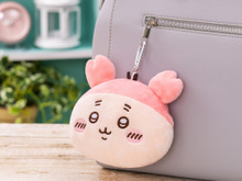 「ちいかわ」カニ耳がピョコン!まんまるフェイスに収納できて、伸縮リール付きの「ぬいぐるみパスケースポーチ」第2弾が可愛い 画像