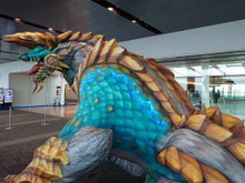 羽田空港に10メートル超の「ジンオウガ」が展示!「カプコンストアPOPUP」期間限定でオープン、新作アイテムの先行販売や『モンハンワイルズ』試遊も実施 画像