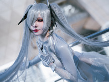 【コスプレ】『NIKKE』シンデレラが曲線美の極地！蠱惑的で優美なポージングに酔いしれる【写真8枚】 画像