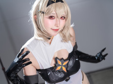 【コスプレ】『NIKKE』「レッドシューズ」がコミケ参戦!真っ赤なシューズと色白グラマラスボディの対比が鮮烈 画像