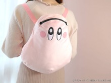 『遊戯王』よりマシュマロンをモチーフにした「ぬいぐるみリュック」がプライズで展開中―カワイイ表情とチャック部分に生えた歯が