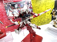 最新仕様で登場の「METAL BUILD ガンダムアストレイ レッドフレーム」新たな展示画像公開!パールホワイト塗装が美しい… 画像