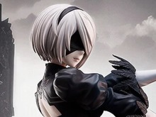 スラリとした美脚まで、1/4スケールで再現!「NieR:Automata」2Bフィギュアの圧倒的存在感 画像