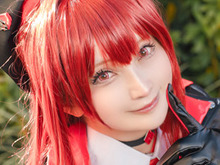 【コスプレ】真っ赤な髪にパンクテイストの黒衣装！カッコ良さとセクシーが絶妙な『NIKKE』ラピ:レッドフードの美女レイヤー【写真9枚】 画像
