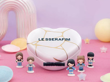 「LE SSERAFIM」が初のプライズドールに！爽やかなデニム衣装、5人がステージに立つような仕掛けもキュート 画像