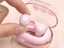 「ちいかわ」耳元だけで操作できる完全ワイヤレスイヤホン!ホッコリできるデザインだけでなく、機能面も充実 画像