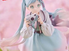 春らしいデザインが可愛い!「初音ミク」新作フィギュアがプライズで登場―カメラを構えた柔らかい雰囲気が素敵 画像