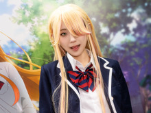 【コスプレ】金髪の女子高生が笑顔で鍬(くわ)を持っているんだが…思わず吸い込まれる空気感 画像