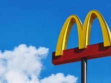 「あれ?いつもとなんかちがう??」マクドナルドが映画「マイクラ」コラボを示唆?ハッピーセットのロゴが“四角く”表現 画像