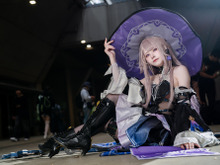 【コスプレ】優美なポージングが生み出す神秘のオーラ!『崩スタ』マダム・ヘルタを完璧に再現した美女レイヤー【写真8枚】 画像
