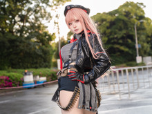 【コスプレ】美しいプロポーションが夕日に輝く!『NIKKE』ラピの凛々しくセクシーな佇まいから目が離せない【写真8枚】 画像