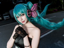 【コスプレ】ツインテールとニーハイが似合いすぎ!漆黒のドレスで舞うスレンダーな「初音ミク」が美しい【写真8枚】 画像