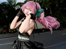 【コスプレ】背中越しの笑顔にドキッ!スラリと伸びた美脚も魅せる「巡音ルカ」の中国美女レイヤー【写真6枚】 画像