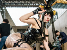 【コスプレ】「SPY×FAMILY」ヨルさんのバニーガール衣装が妖艶すぎる!網タイツからくりだす蹴りもド迫力【写真8枚】 画像